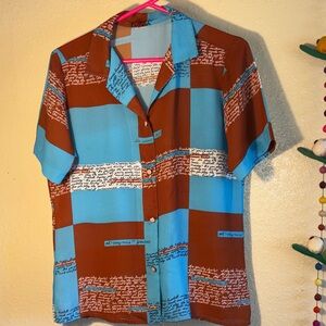 RARE EUC VINTAGE UNIQUE button-down short sleeve collared shirt features a